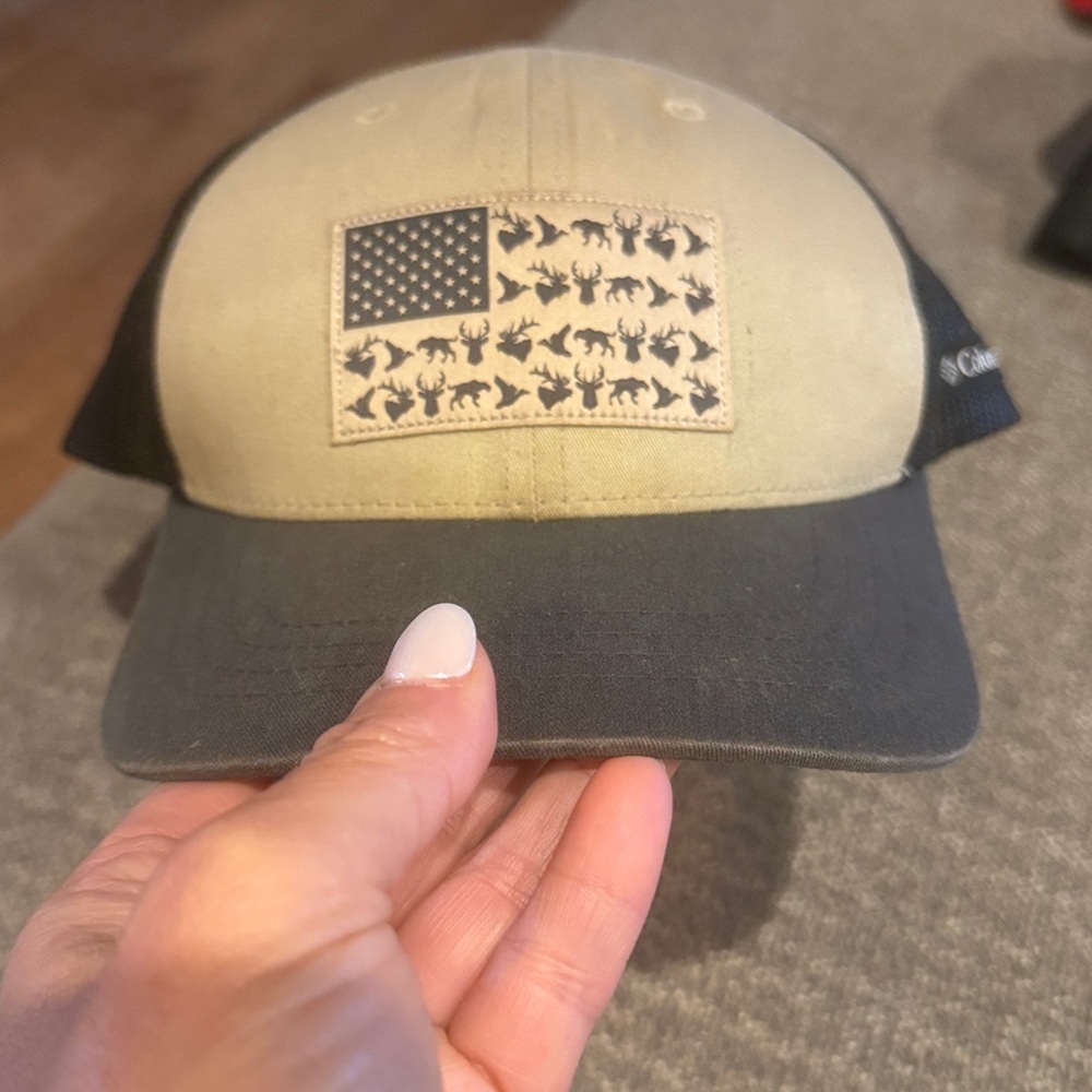 Columbia Beige and Black Cap with hunting Flag Design